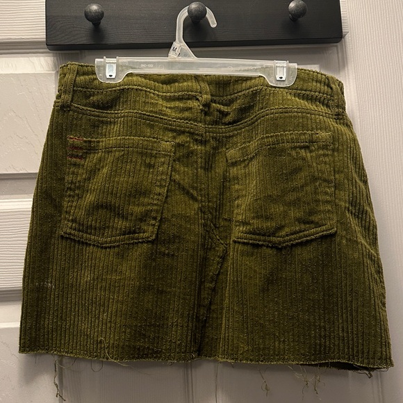 Army green mini skirt from Urban Outfitters BDG. - Picture 2 of 3